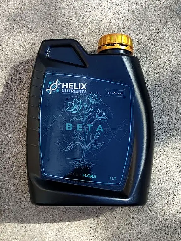 Envase HELIX BETA de 1 L parado sobre el piso, al sol, foto real