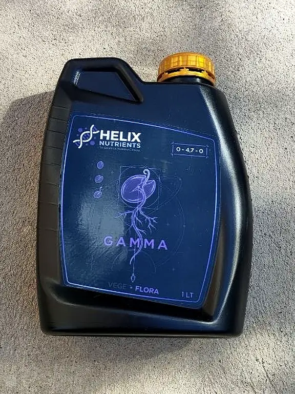 Envase HELIX GAMMA de 1 L parado sobre el piso, al sol, foto real