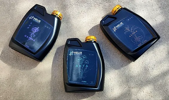 Bidones HELIX ALPHA, BETA y GAMMA de 1 L juntos sobre el piso, al sol, foto real
